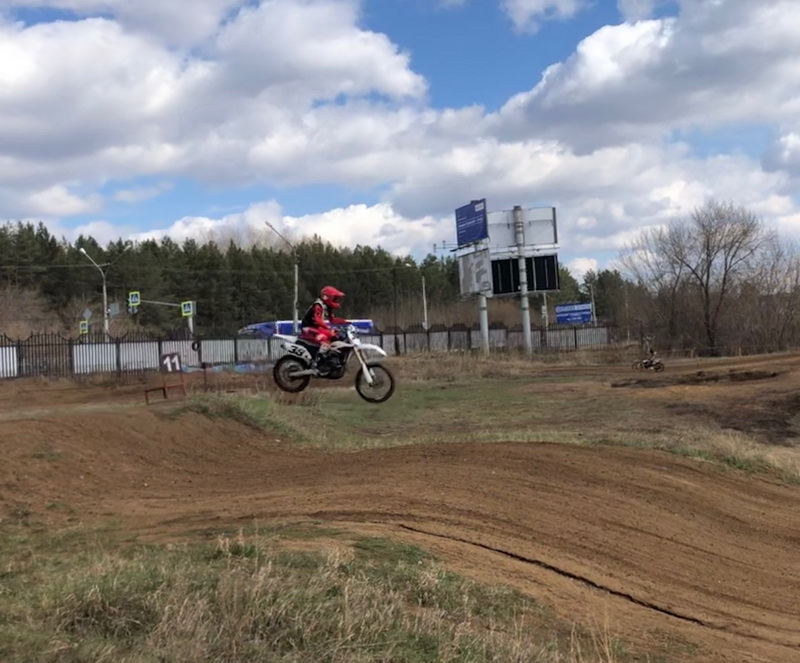 moto300419 1