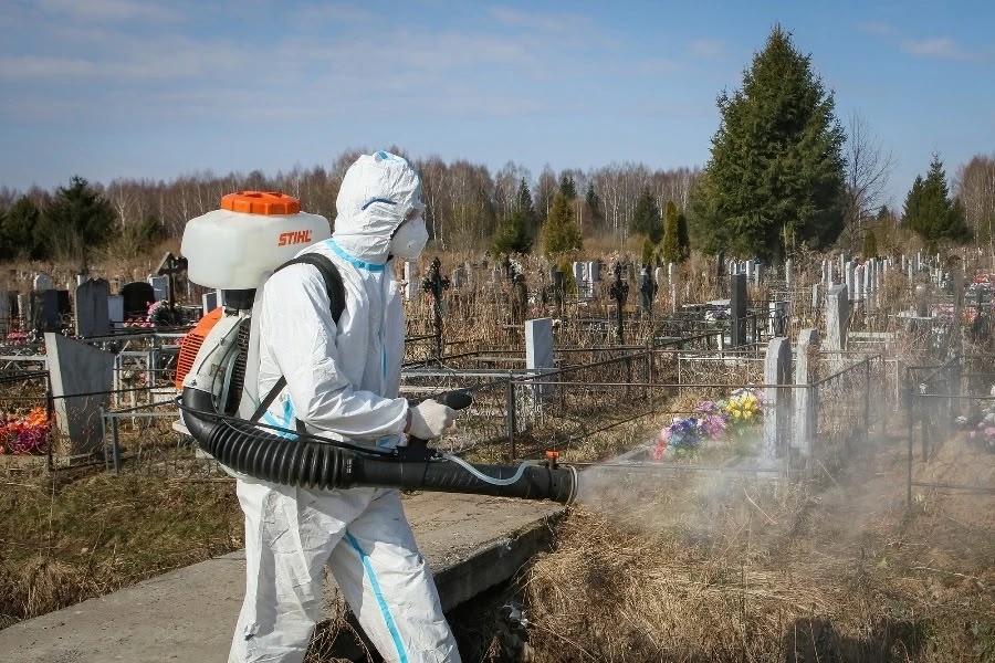 С сегодняшнего дня в Каменске-Уральском началась обработка кладбищ против клещей