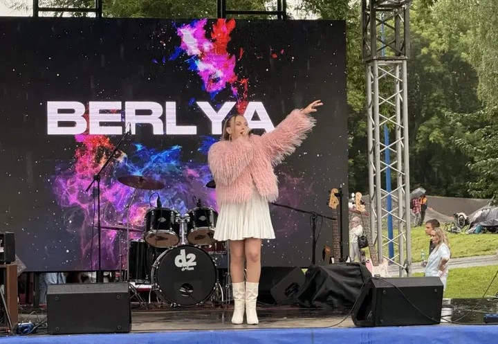 «Свет уже внутри»: Анастасия Берля о возвращении в Каменск, иммерсивном искусстве и новой музыке BERLYA