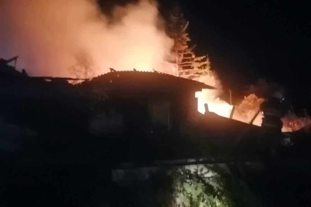 pozhar v kamenskom gorodskom okruge 1601755877288189117 2000x2000