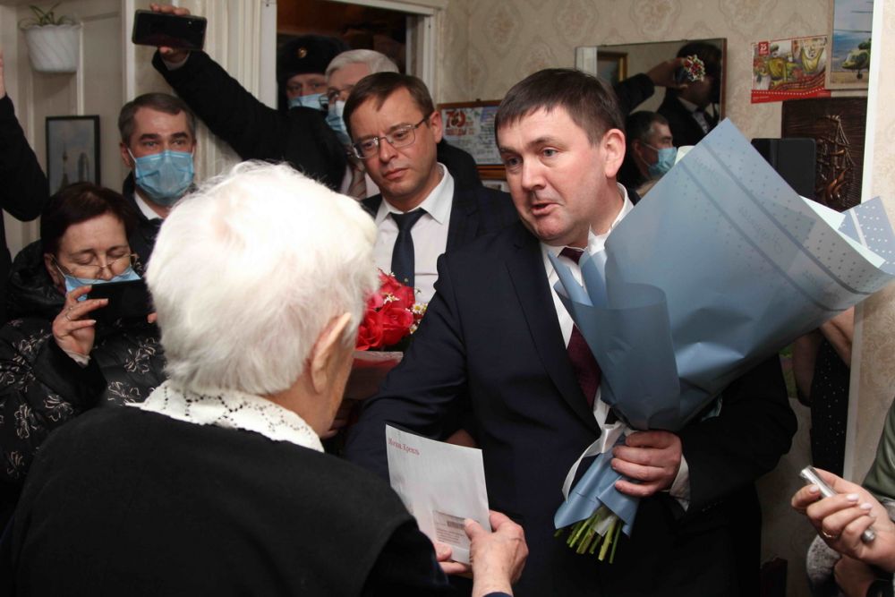 Алексей Шмыков и Алексей Герасимов поздравили ветерана войны со 100-летним юбилеем