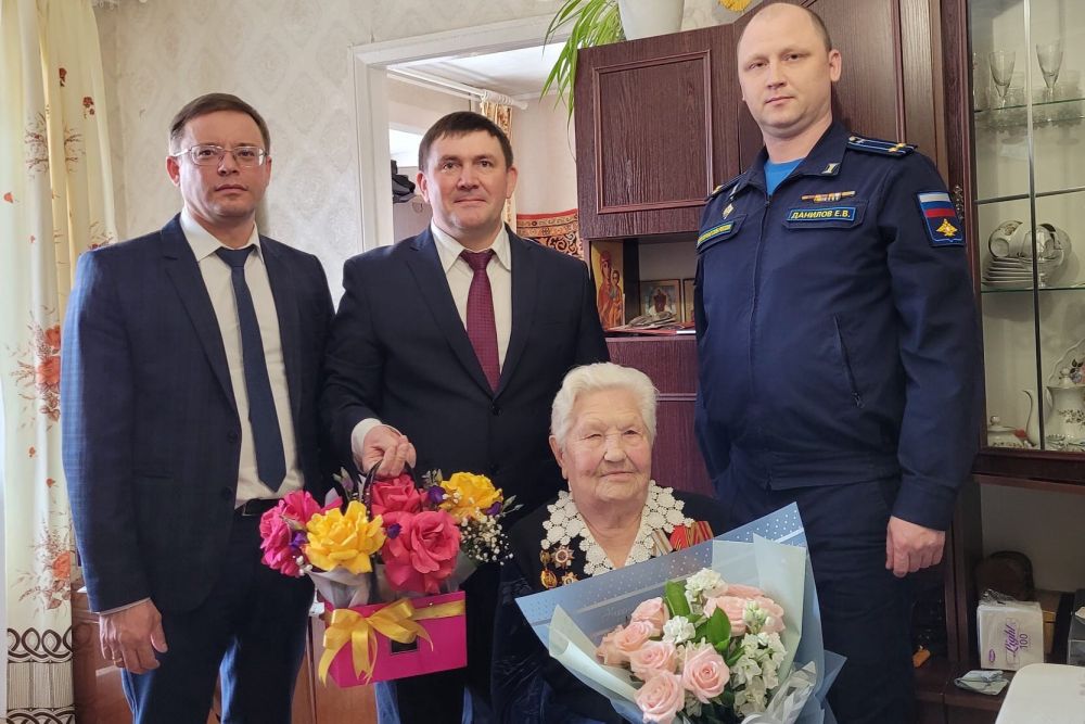 Алексей Шмыков и Алексей Герасимов поздравили ветерана войны со 100-летним юбилеем