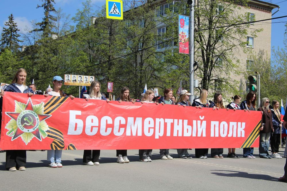 https://k-ur.info/novosti/sobytiya/20684-den-pobedy-v-kamenske-ural-skom-vstretili-vozlozheniem-tsvetov-u-monumentov-bessmetrnym-polkom-i-paradom-naslednikov-pobedy