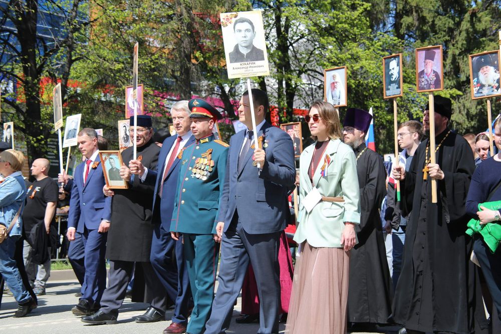https://k-ur.info/novosti/sobytiya/20684-den-pobedy-v-kamenske-ural-skom-vstretili-vozlozheniem-tsvetov-u-monumentov-bessmetrnym-polkom-i-paradom-naslednikov-pobedy