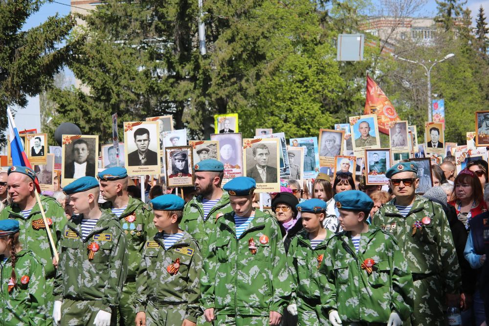 https://k-ur.info/novosti/sobytiya/20684-den-pobedy-v-kamenske-ural-skom-vstretili-vozlozheniem-tsvetov-u-monumentov-bessmetrnym-polkom-i-paradom-naslednikov-pobedy