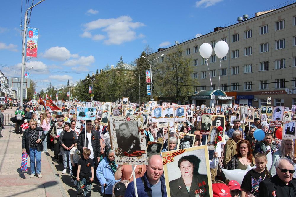 День Победы в Каменске-Уральском встретили возложением цветов у монументов, «Бессметрным полком» и Парадом наследников Победы