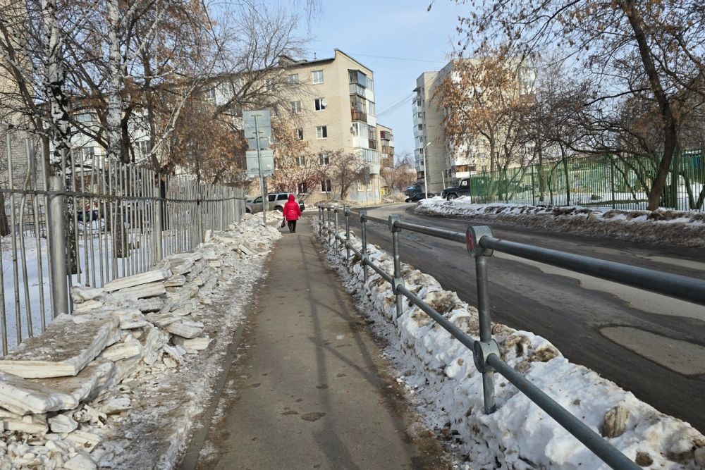 Наледь с пешеходных дорожек в Каменске-Уральском убирают вручную