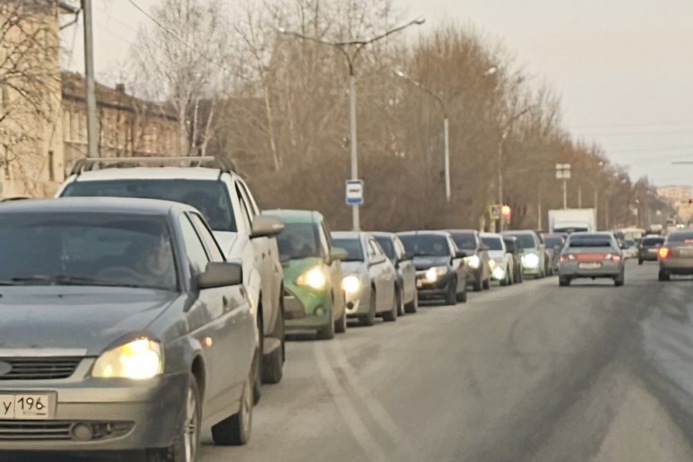 Авария на улице Ленина привела к транспортному коллапсу в Синарском районе