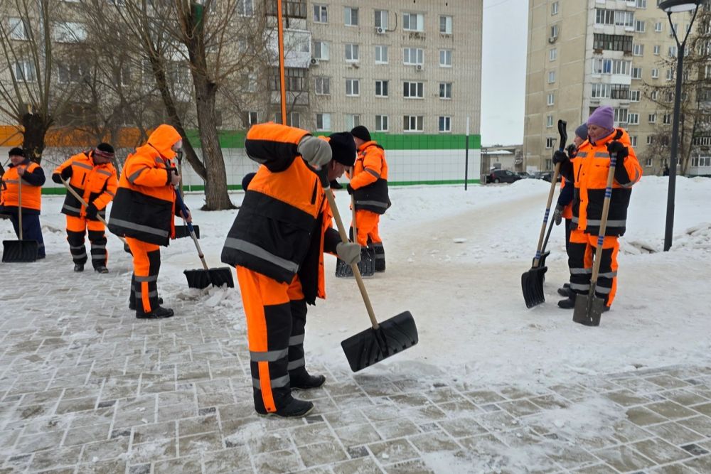 Наледь с пешеходных дорожек в Каменске-Уральском убирают вручную