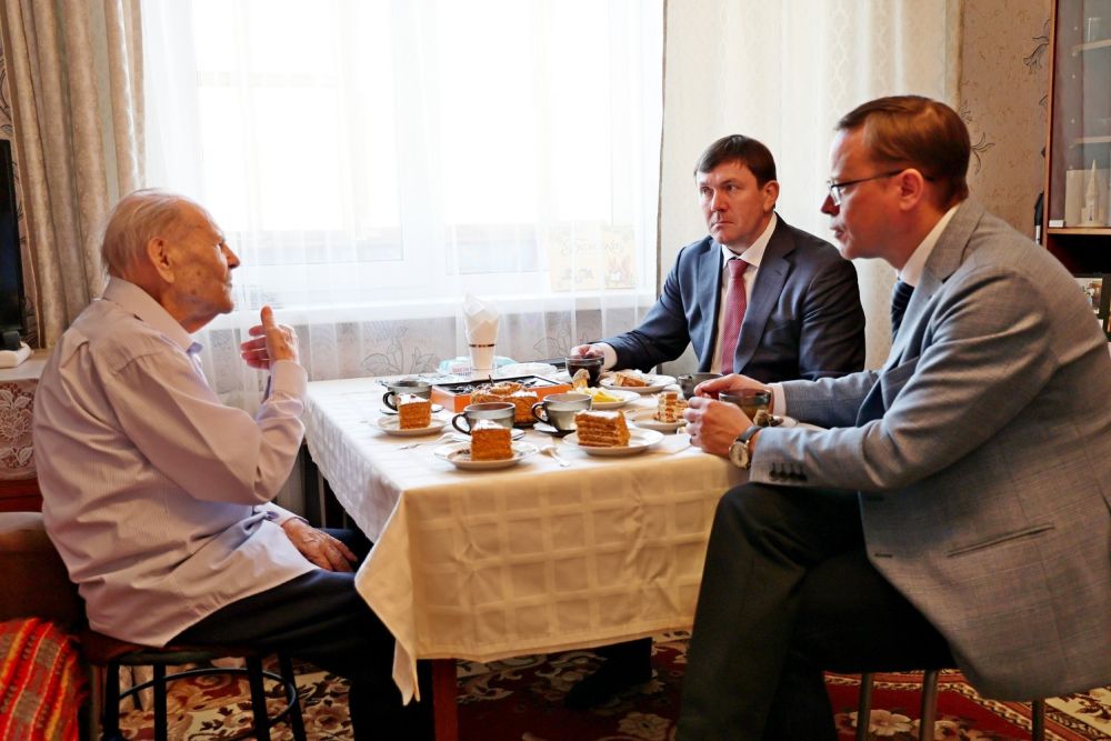Алексей Шмыков и Алексей Герасимов вручили юбилейные медали «80 лет Победы» участникам войны