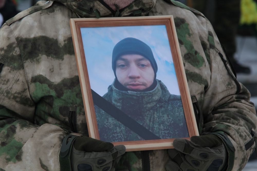 В Каменске-Уральском на Аллее славы простились с гвардии рядовым Артёмом Томиловым