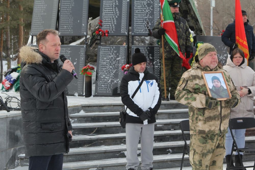 В Каменске-Уральском на Аллее славы простились с гвардии рядовым Артёмом Томиловым