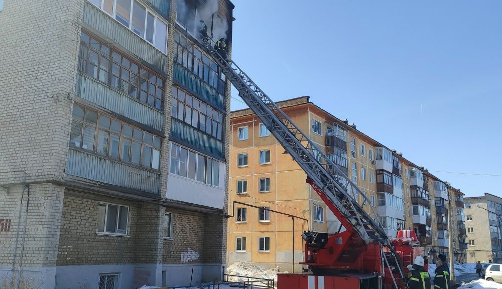 По улице Каменской сгорел балкон в пятиэтажном здании
