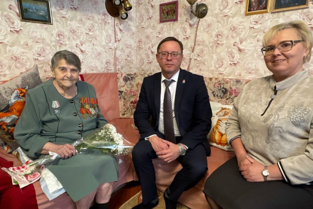 Глава города поздравил Марию Барышникову и Валентину Поздееву со 100-летним юбилеем