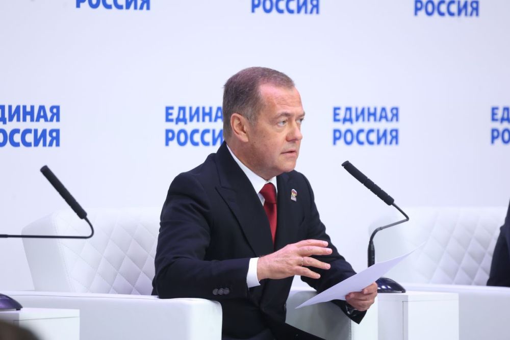 Дмитрий Медведев назвал смену поколений и приход новых людей естественным процессом.