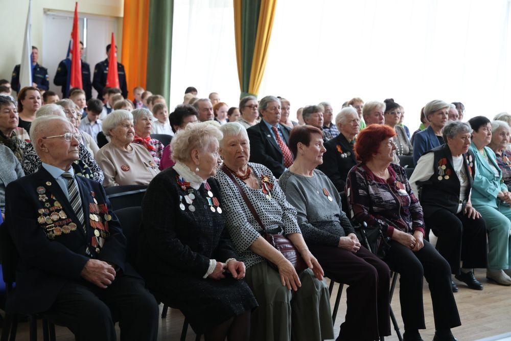 В Каменске-Уральском узники фашистских лагерей посетили школу № 34