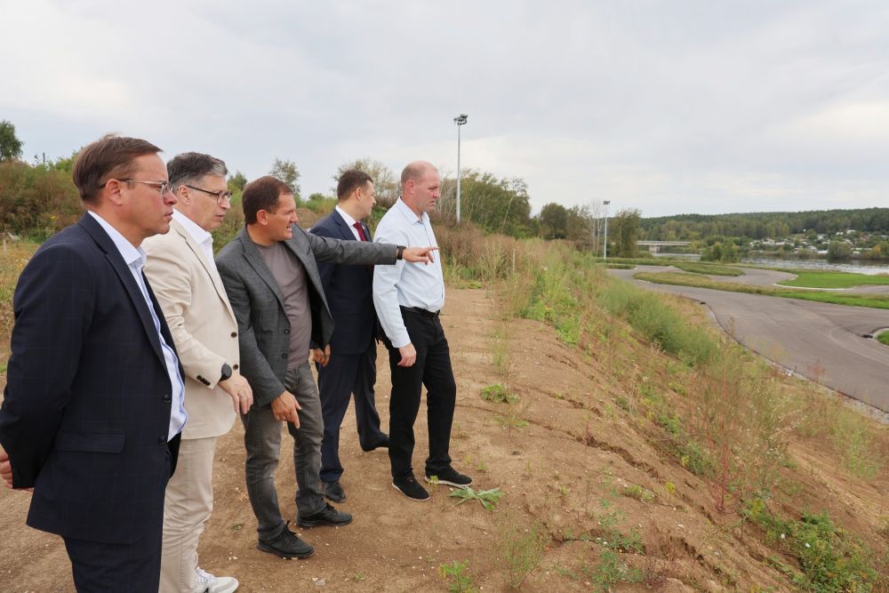  Министр спорта Свердловской области оценил строительство спортобъектов в Каменске-Уральском 