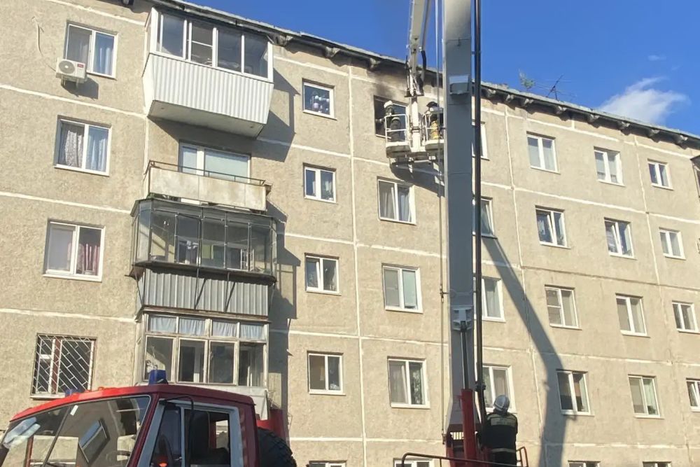 Пожар в Каменске‑Уральском: жильцы успели эвакуироваться до прибытия спасателей