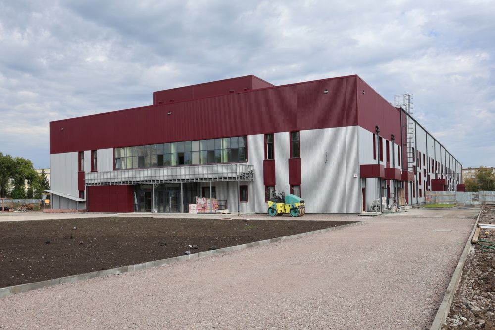  Министр спорта Свердловской области оценил строительство спортобъектов в Каменске-Уральском 