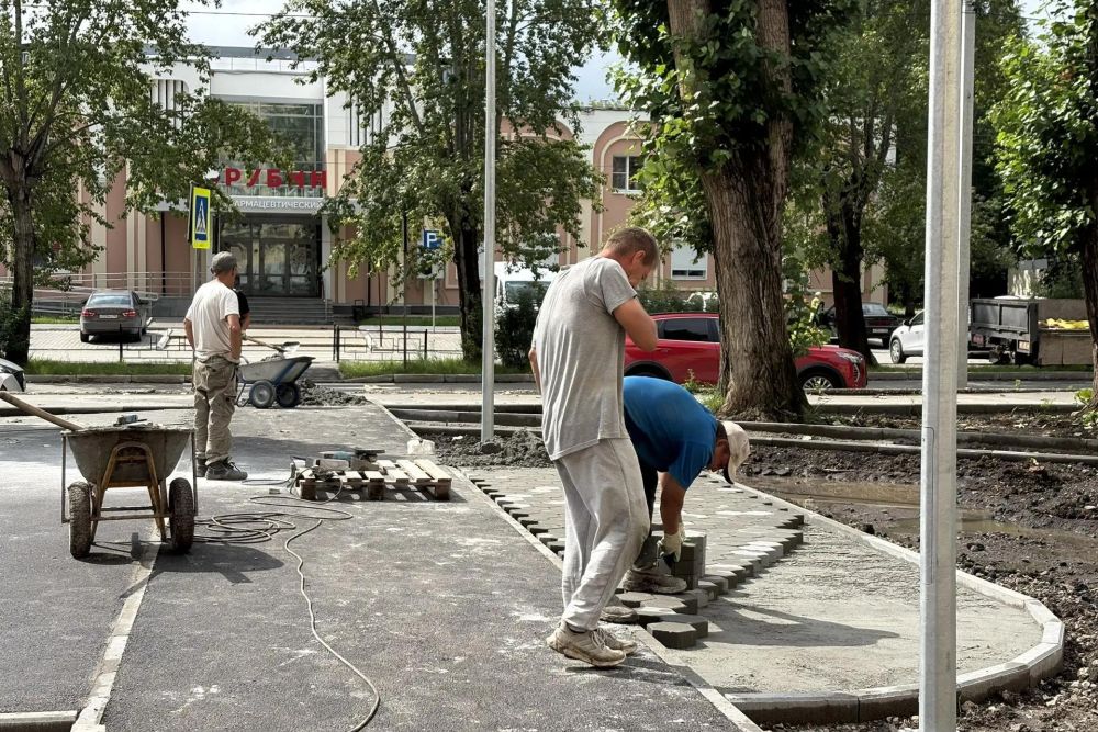 в Каменске-Уральском благоустраивают общественную территорию на улице Каменская