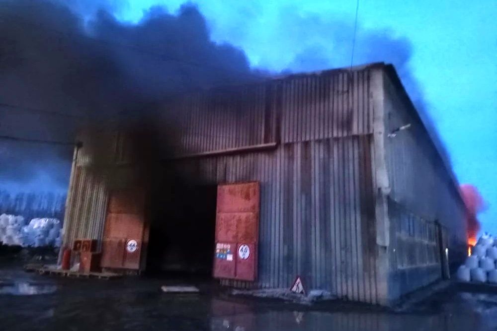 В Каменске‑Уральском в ангаре сгорел грузовой автомобиль