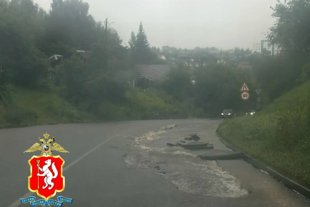 Выпавшие осадки разрушили дорогу на спуске в Старый Каменск по улице Ленина