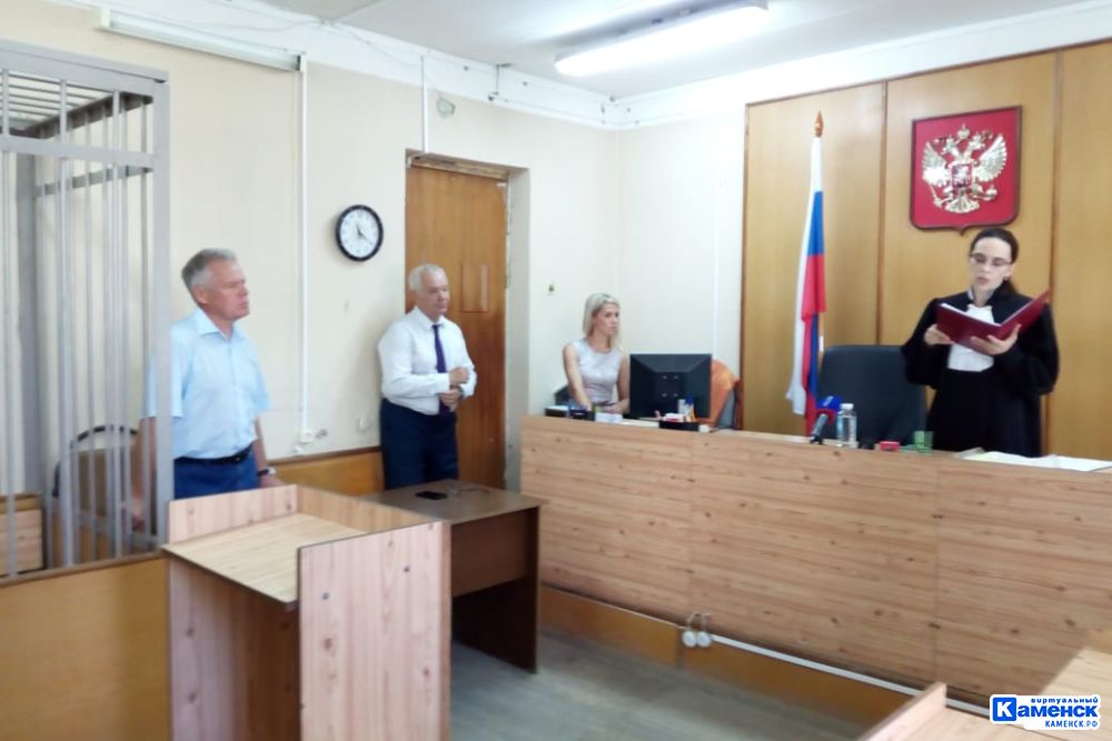 В настоящий момент судья зачитывает приговор экс мэру Каменска-Уральского Михаилу Астахову. Ему могут дать реальный срок