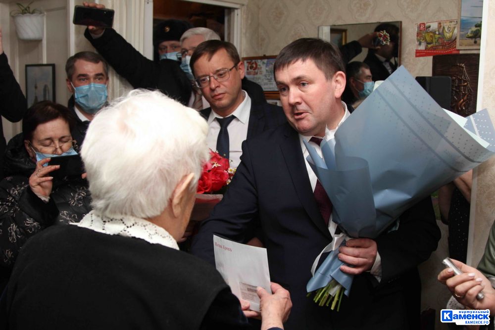 Алексей Шмыков и Алексей Герасимов поздравили ветерана войны со 100-летним юбилеем