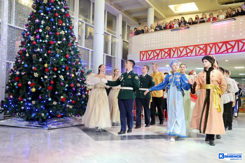 В Каменске-Уральском состоялся традиционный русский бал для старшеклассников