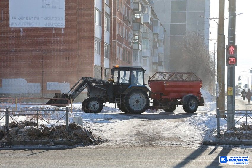Коммунальные службы Каменска-Уральского обрабатывают дороги и тротуары против гололеда 