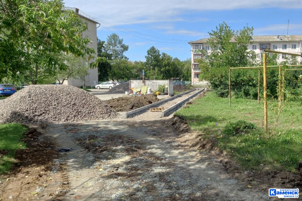 К школе №21 в Каменске-Уральском и детскому саду №72 благоустраивают проезд