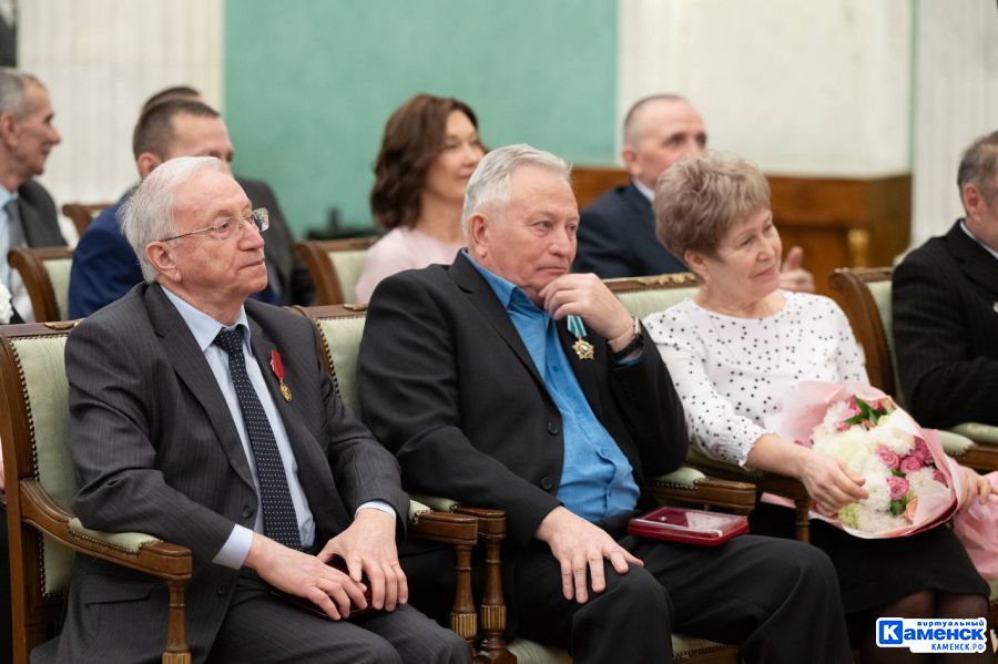 Работники Синарского трубного завода получили награды из рук губернатора