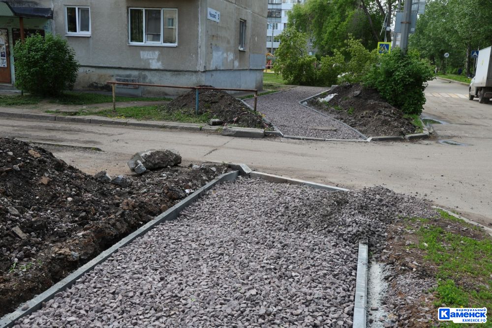 В Каменске-Уральском занялись тротуарами и пешеходными переходами