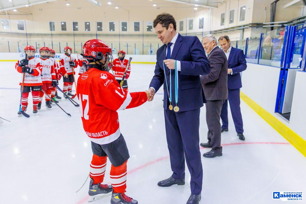 СинТЗ: Новая экипировка в подарок юным хоккеистам