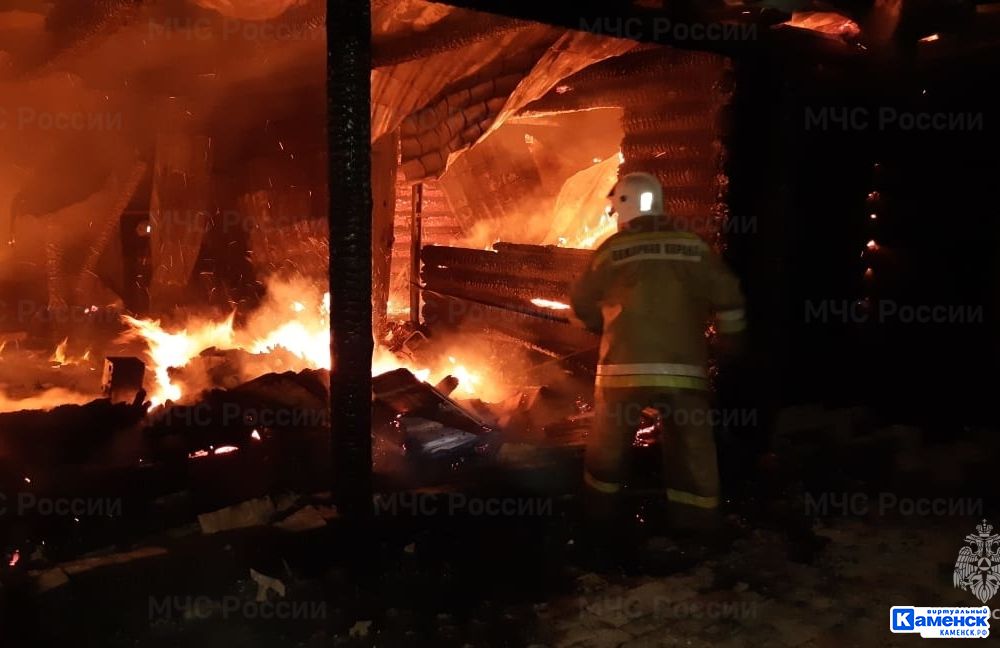 В Каменском районе сгорел ангар
