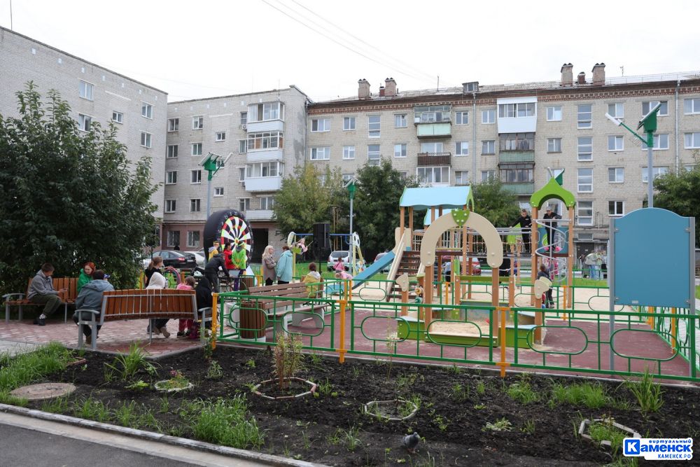 44-й двор обновленный в Каменске-Уральском по нацпроекту торжественно открыли в сентябре