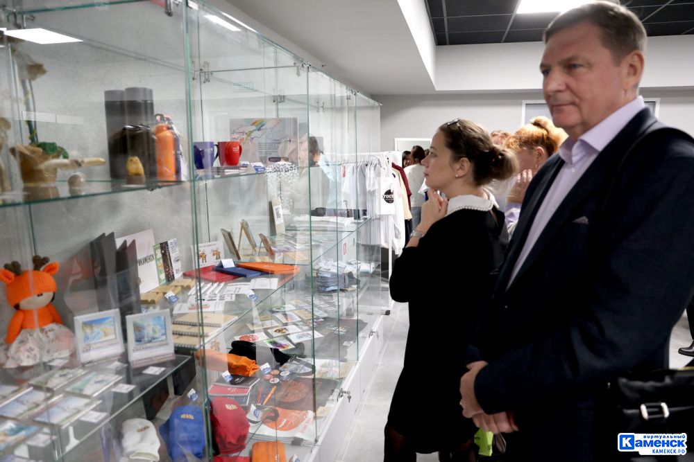 Сувениры с символикой Каменска-Уральского появились в Фонде поддержки предпринимательства