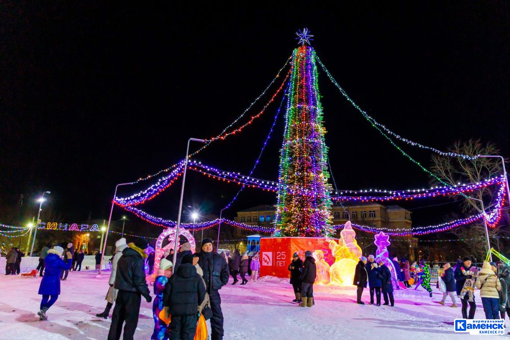 Синарский трубный завод по традиции приглашает каменцев и гостей города посетить новогодний ледовый городок в парке культуры и отдыха СинТЗ.