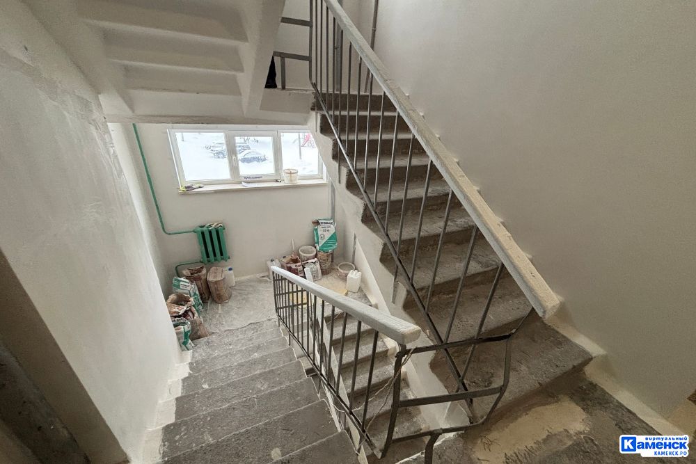 В Каменске-Уральском продолжаются ремонты подъездов в многоквартирных домах