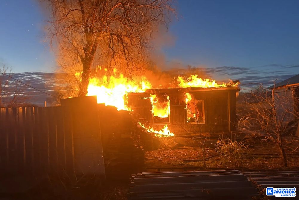 Сегодня утром в Каменске-Уральском сгорел частный жилой дом