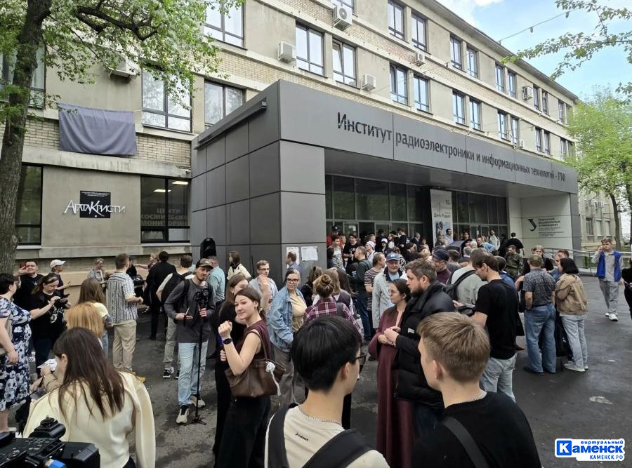 Памятная доска рок-группе «Агата Кристи» появилась на здании радиофака УрФУ