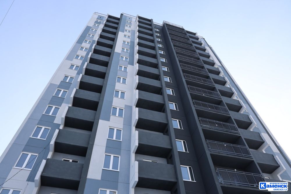 В Каменске-Уральском 128 детей-сирот получили жилье в новой шестнадцатиэтажке 