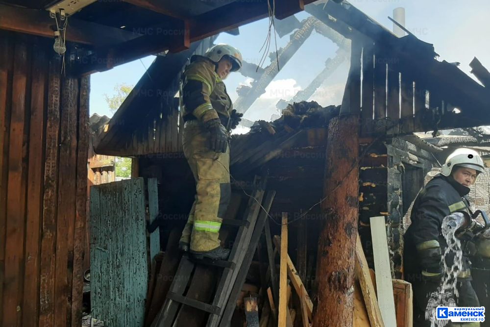 На пожаре в Каменске-Уральском пострадали дом, гараж и автомобиль