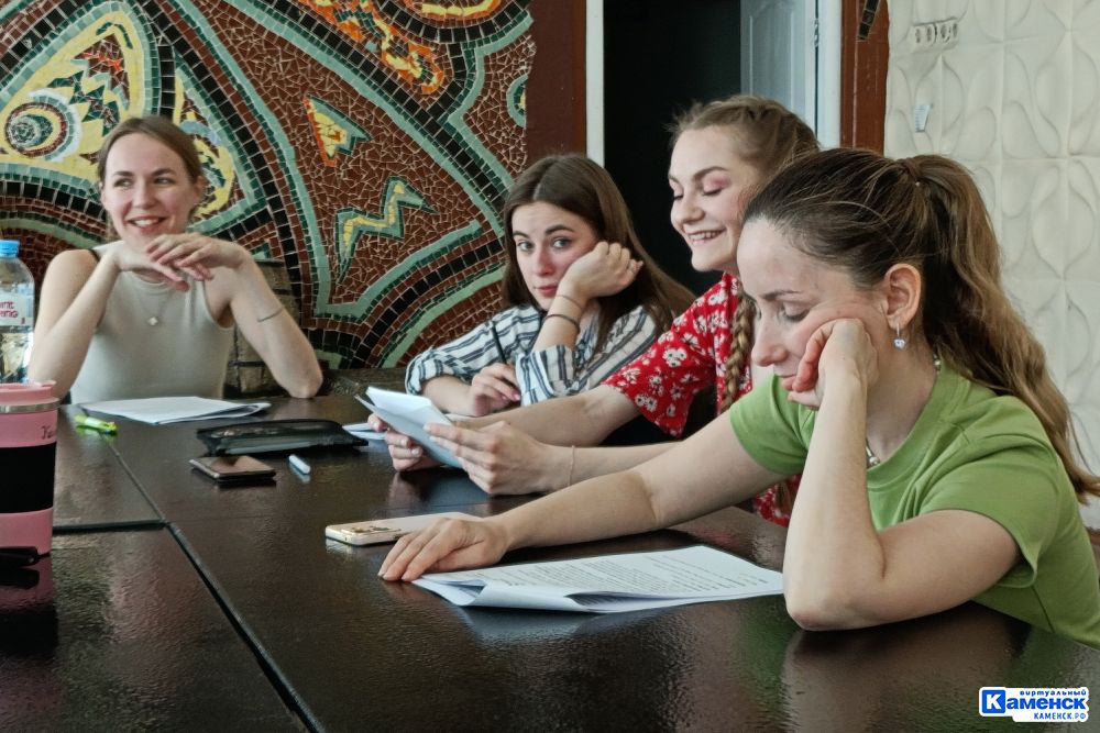 Режиссёр и четыре однокурсника