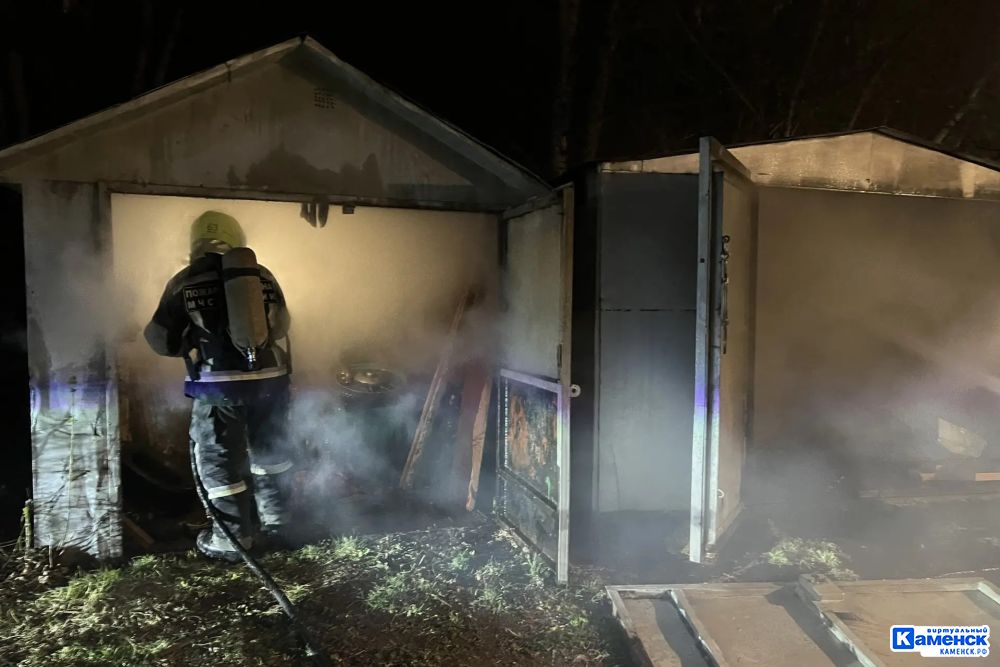 Три гаража пострадали при пожаре по улице Прокопьева