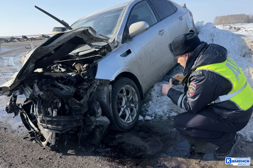В Каменске-Уральском сотрудники Госавтоинспекции устанавливают обстоятельства ДТП в котором пострадала девушка-водитель