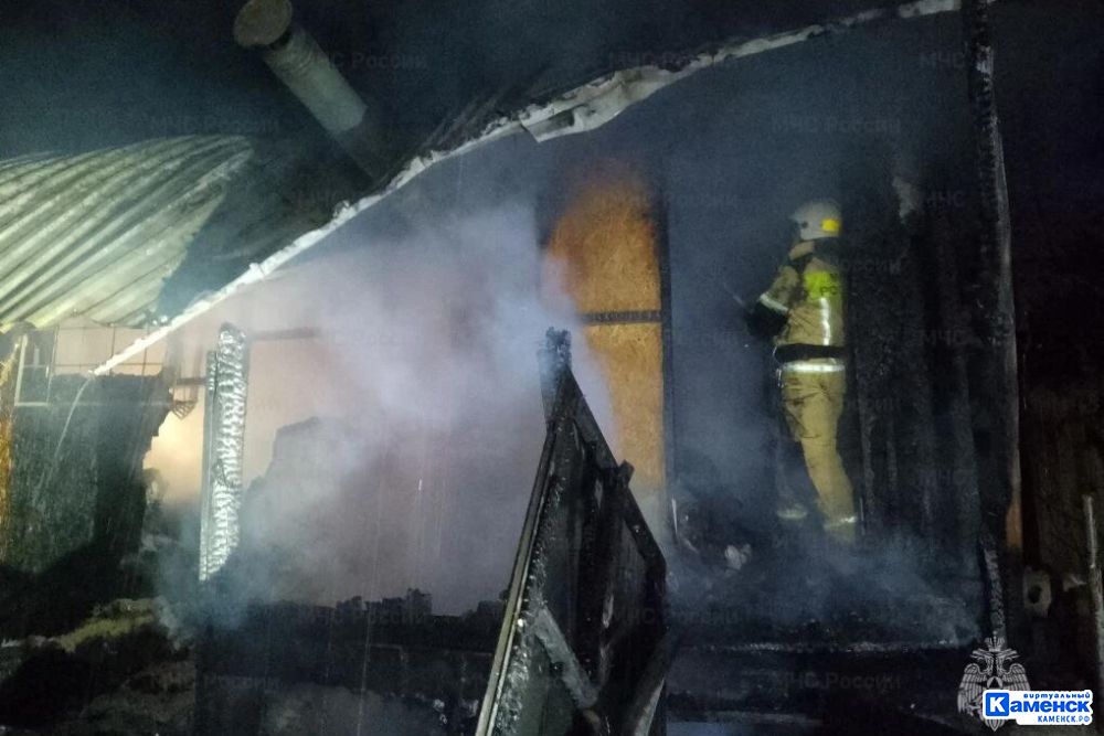 Четыре человека пострадали при пожаре сегодня ночью в садовом доме в Каменске-Уральском