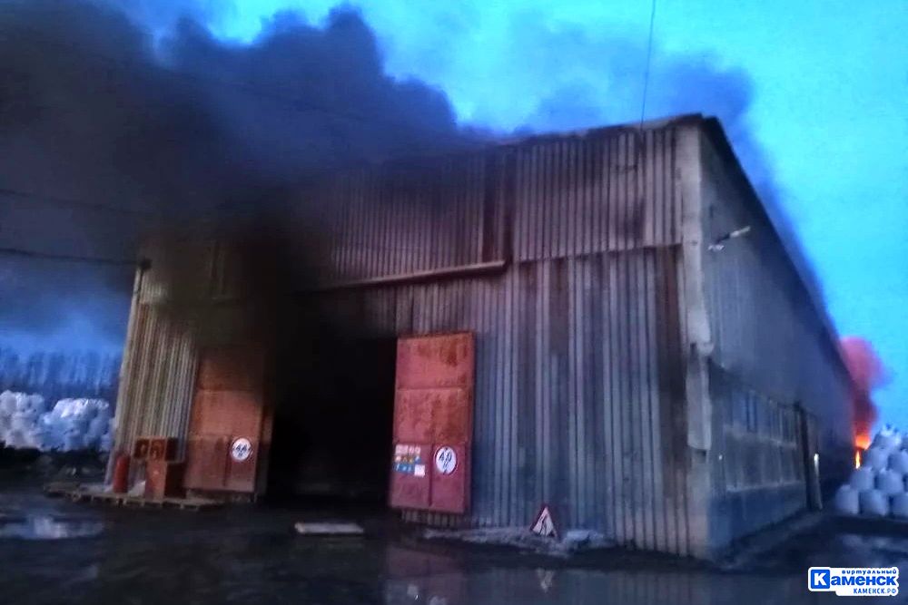 В Каменске‑Уральском в ангаре сгорел грузовой автомобиль
