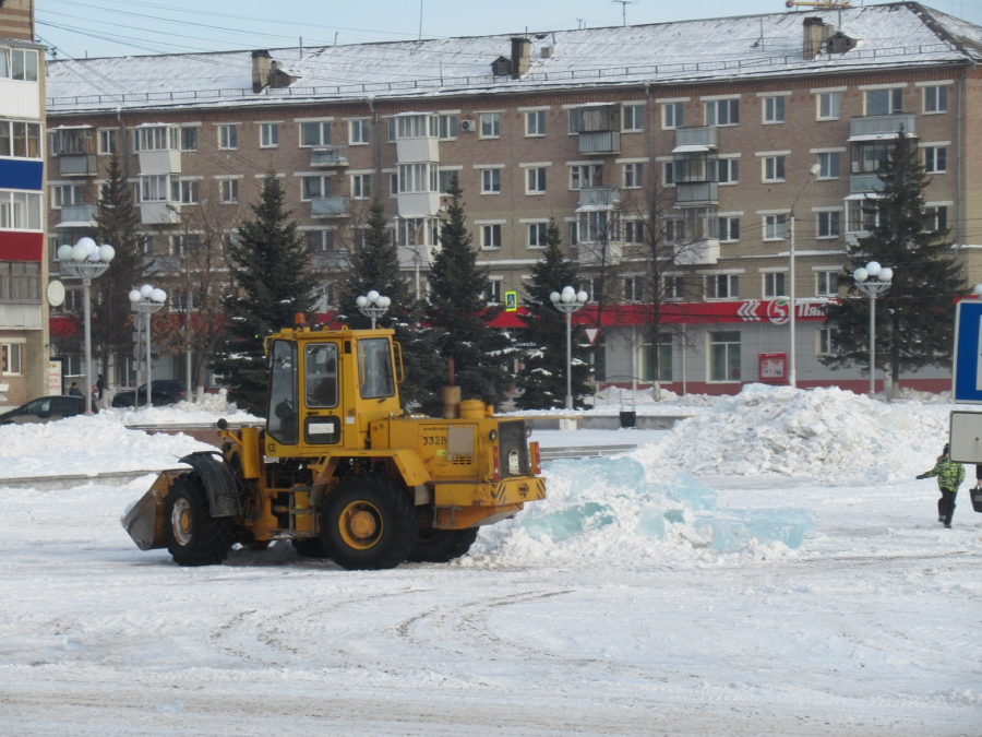 Вывоз глыб льда с центральной площади